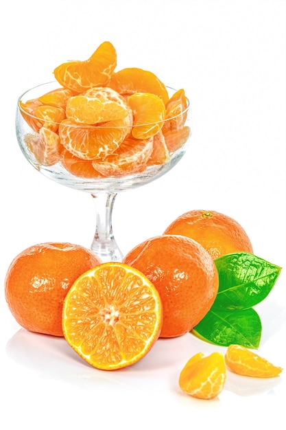 Tangerinas frescas e copo de suco isolado no fundo branco