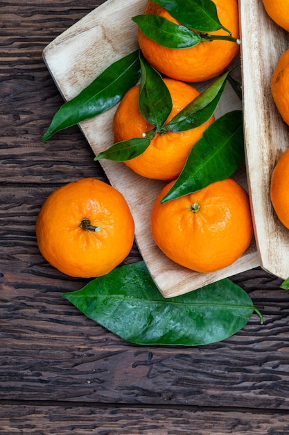 Tangerinas frescas e cruas com folhas verdes.