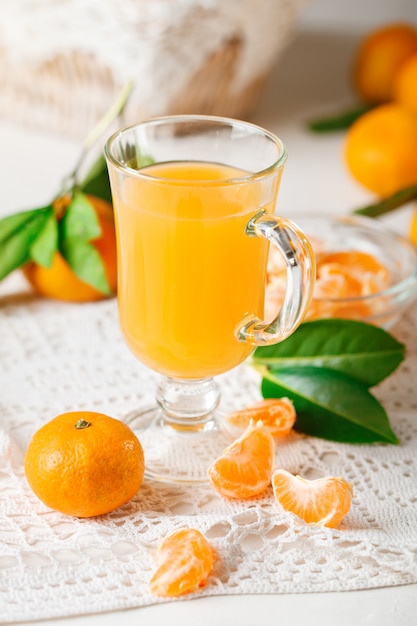 Tangerinas frescas e suco de tangerina