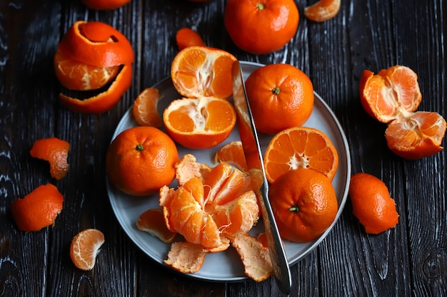 Tangerinas frescas em um fundo escuro de madeira Citrus