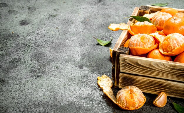 Tangerinas frescas em uma caixa velha.