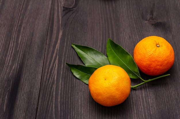 Tangerinas frescas maduras com folhas.