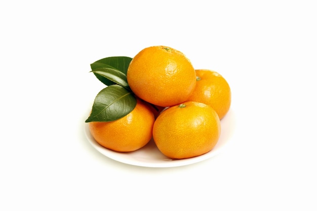 Tangerinas frescas maduras e folhas de tangerina