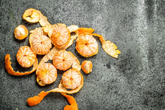 Tangerinas frescas maduras em um fundo rústico