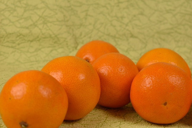 Tangerinas frescas maduras em um fundo verde claro