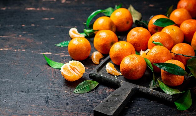 Tangerinas frescas perfumadas em uma tábua de cortar