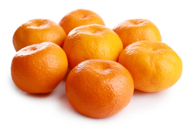 Tangerinas isoladas em superfície branca