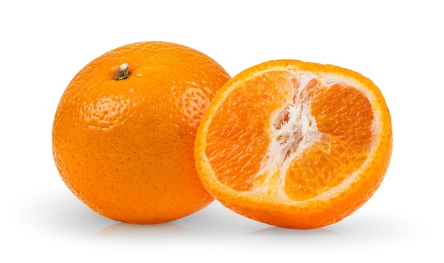 Tangerinas isoladas em superfície branca