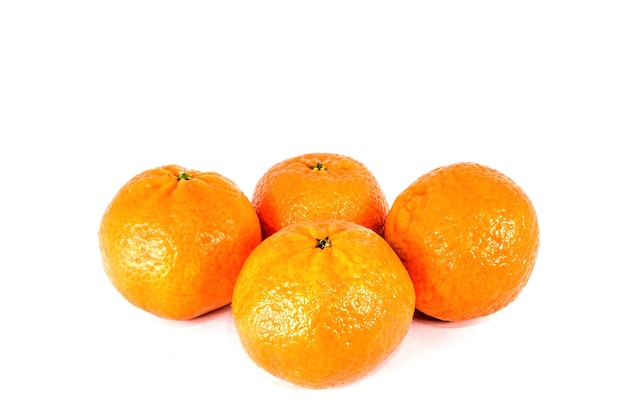 Tangerinas laranja ou tangerinas isoladas em fundo branco Fotos aproximadas de frutas cítricas frescas