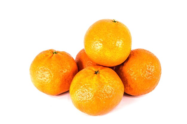 Tangerinas laranja ou tangerinas isoladas em fundo branco Fotos aproximadas de frutas cítricas frescas