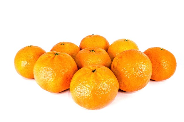 Tangerinas laranja ou tangerinas isoladas em fundo branco Fotos aproximadas de frutas cítricas frescas