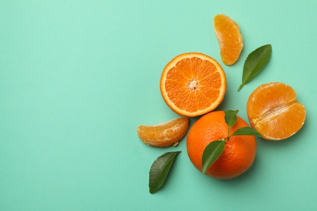 Tangerinas maduras com folhas de hortelã