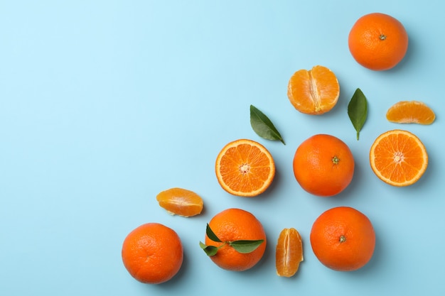 Tangerinas maduras e doces em azul