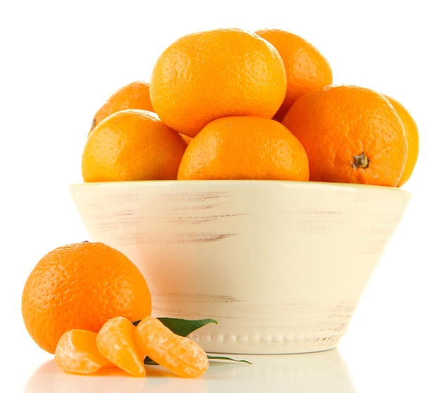 Tangerinas maduras em tigela isoladas em branco