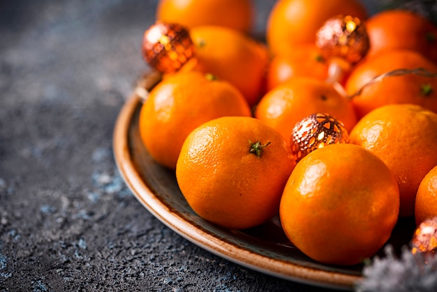 Tangerinas maduras frescas na tigela