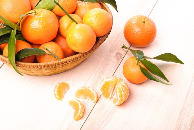 Tangerinas na cesta na mesa de madeira da cozinha