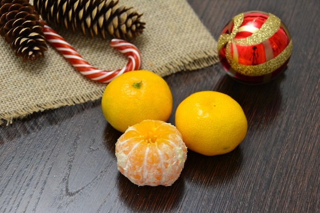 tangerinas na mesa da cozinha com doces de natal e esfera