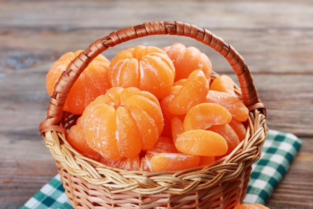 Tangerinas na mesa de madeira