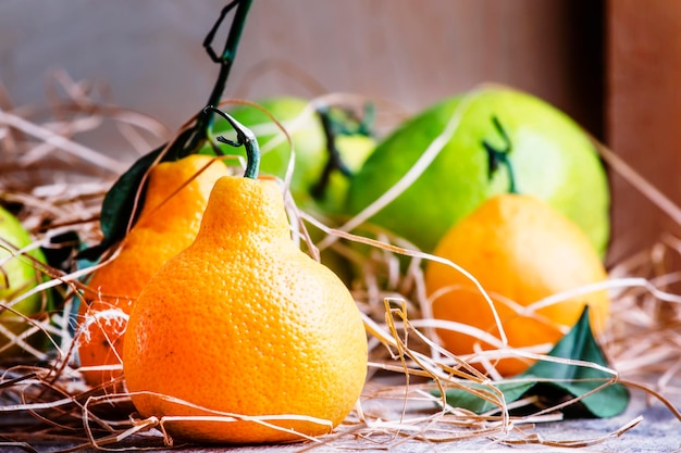 Tangerinas no foco seletivo de mesa de madeira velha