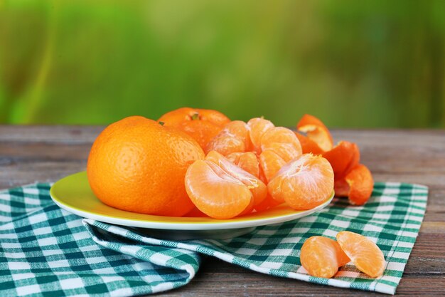 Tangerinas no prato na mesa