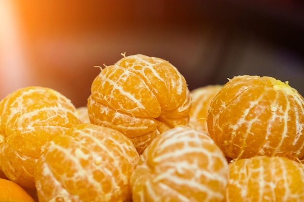 Tangerinas sem casca na mesa