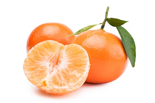 Tangerinas, tangerinas descascadas e fatias do mandarino em um fundo branco.