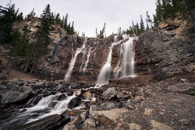 Foto tangle falls en las montañas rocosas canadienses