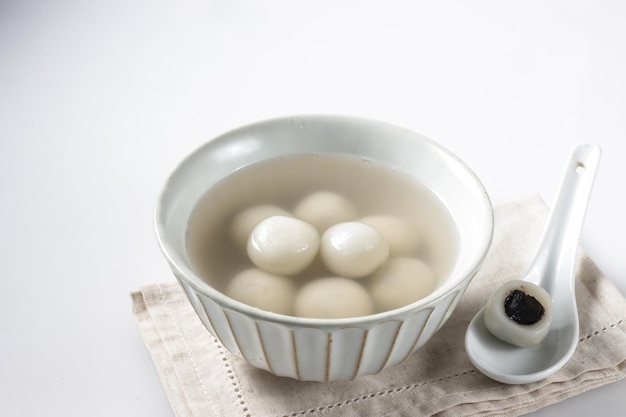 Tangyuan, bola de masa hervida de arroz glutinoso rellena con pasta de semillas de sésamo negro.