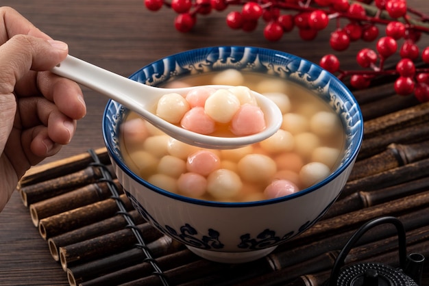 Tangyuan rojo y blanco con sopa de almíbar