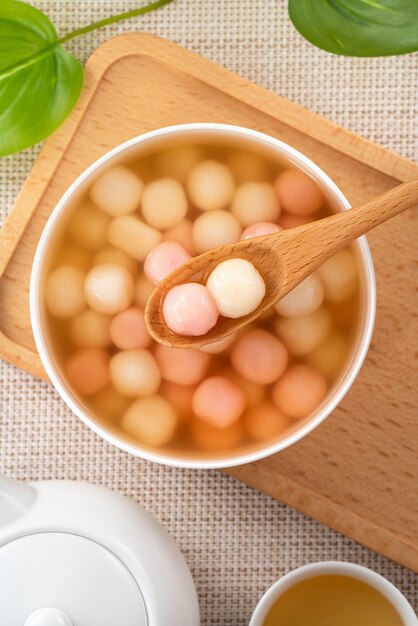 Tangyuan rojo y blanco con sopa de almíbar
