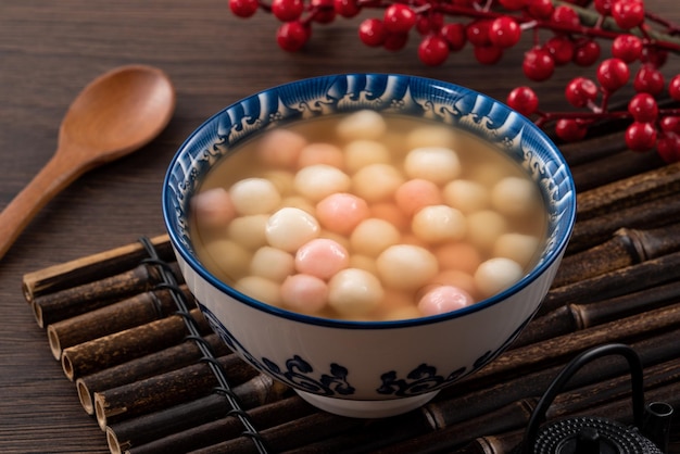 Tangyuan rojo y blanco con sopa de almíbar