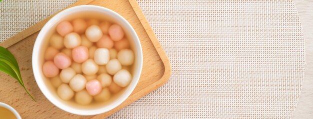 Tangyuan rojo y blanco con sopa de almíbar