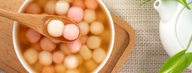 Tangyuan rojo y blanco con sopa de jarabe