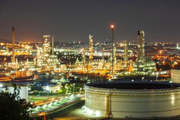 Tank-Rohöl-Szene der Raffinerieanlage und Turmsäule des Sonnenuntergangs am Abend Petrochemie-Industrie auf der Baustelle