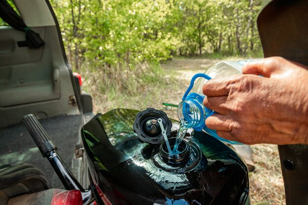 Tanken aus einer Plastikflasche einer Bootstank-Nahaufnahme.