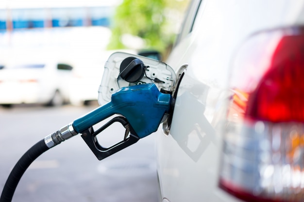 Tanken sie an der tankstelle kraftstoff in ein auto