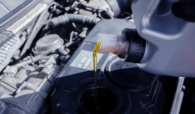 Tanken und Einfüllen von Ölqualität in den Motor Motorwagen Getriebe und Wartungsgetriebe