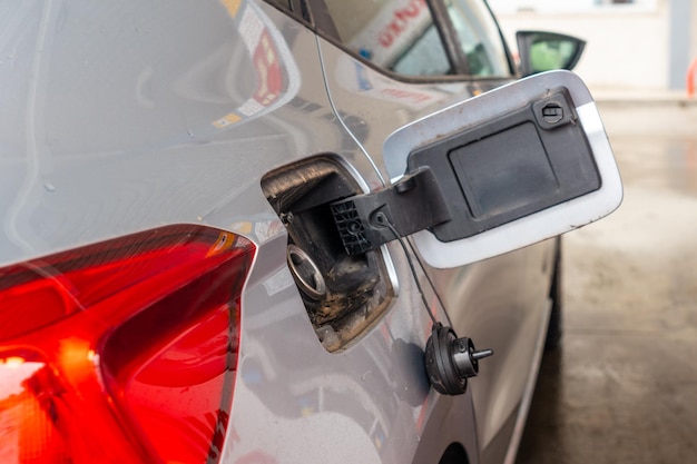 Tanken von Benzin an der Tankstelle graues Auto