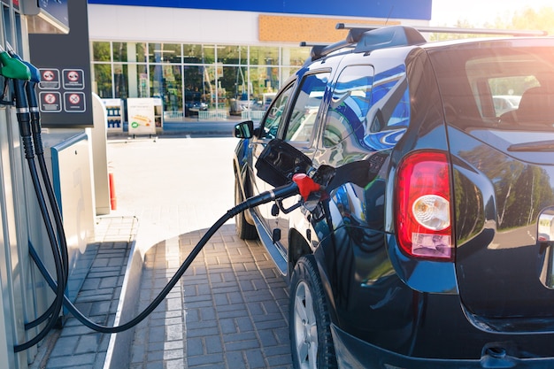 Tanken von Petroleumgaskraftstoff an der Station. Tanken Sie das Auto mit Kraftstoff. An der Tankstelle wird das Auto mit Benzin betankt.