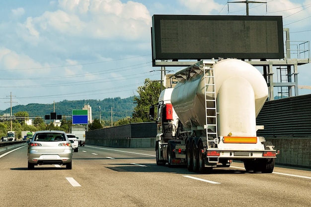 Tanker Lagerschiff auf der Straße im Kanton Genf, Schweiz.