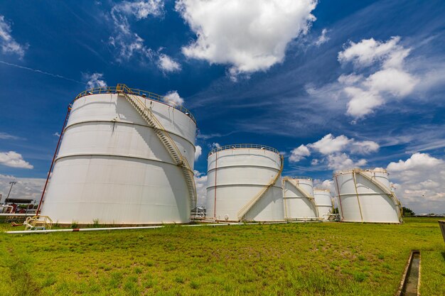 Tanklager in der Industrie Thailand mit Weißöl- und Benzinsilos unter blauem Himmel