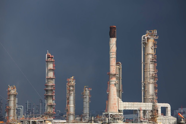 Tankraffinerieturm der Öl- und Gasindustrie Rohölpipeline der Tank im Wolkensturm