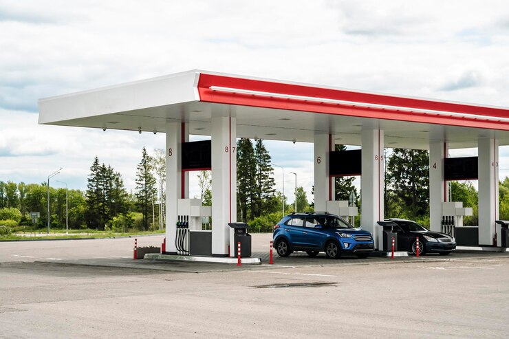 Foto tankstelle an der autobahn kraftstoffpreis benzinwagenkonzept