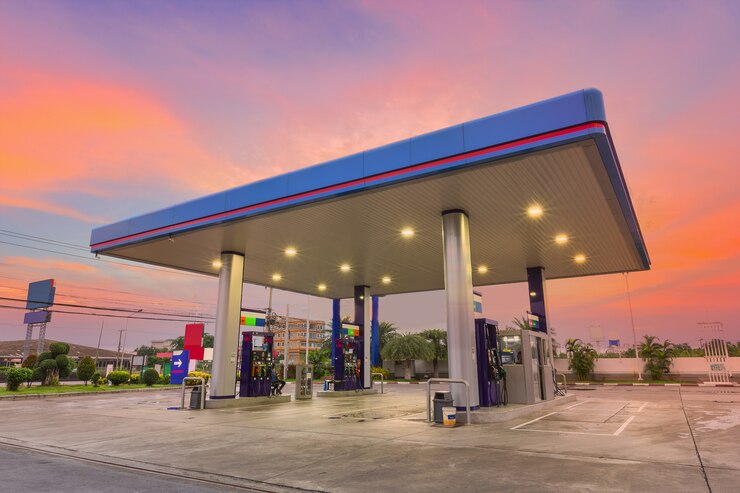 Foto tankstelle bei sonnenuntergang.