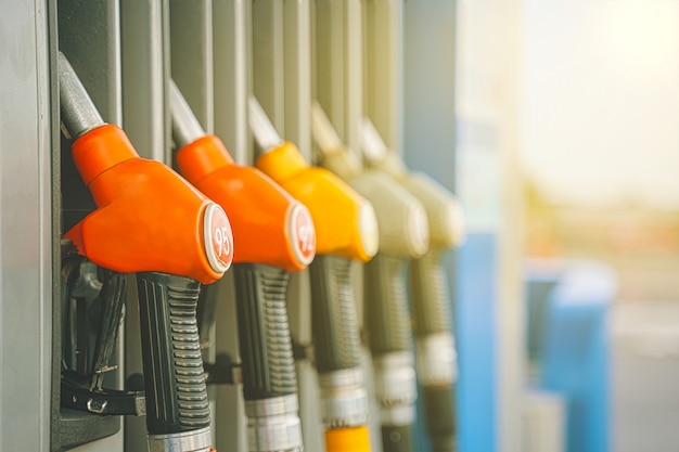 Foto tankstelle. gaspumpendüsen an der tankstelle.