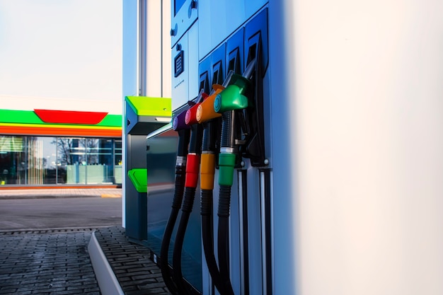 Tankstelle mit Diesel- und Benzinkraftstoffnahaufnahme vor dem Hintergrund des Ladens.