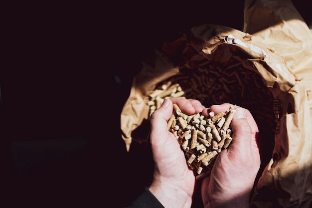 Tanne Pellet Kraftbeutel mit Händen