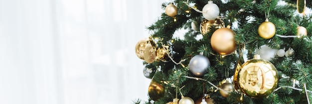 Tannenbaum des neuen Jahres mit Dekorationen und Beleuchtung Xmas Tree Dekorationen Hintergrund Web-Banner