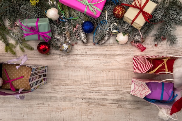 Tannenbaum mit Geschenkboxen auf Holztisch. Weihnachtsgeschenkkonzept, Postkarte, Gruß