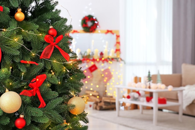 Tannenbaum mit Weihnachtsschmuck im Zimmer